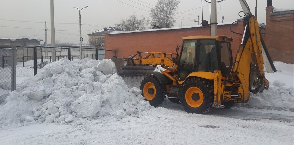 Экскаватор погрузчик для уборки снега и погрузки в самосвалы для вывоза в Новгородской области