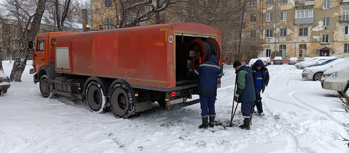Прочистка канализации от засоров гидропромывочной машиной и специальным оборудованием в Сольцах