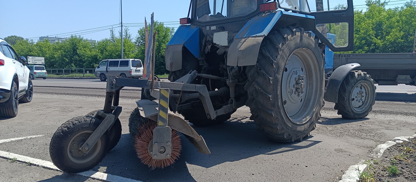 Услуги трактора с щеткой МТЗ в Сольцах