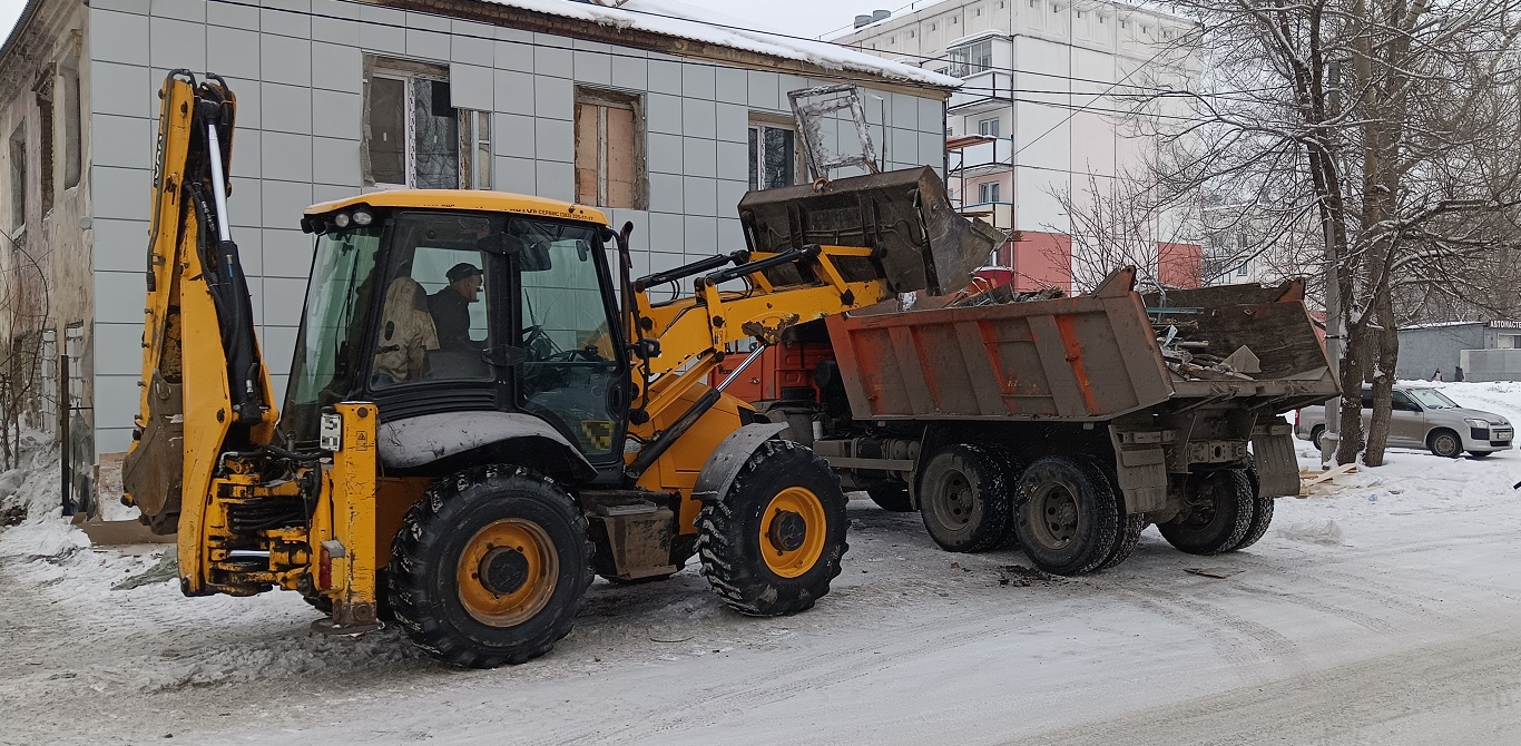 Уборка и вывоз строительного мусора, ТБО с помощью экскаватора и самосвала в Шимске