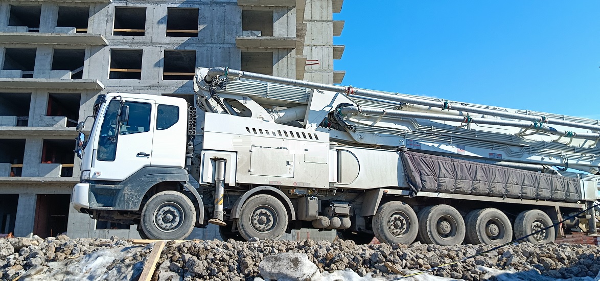 Услуги и заказ бетононасосов для заливки бетона в Боровичах